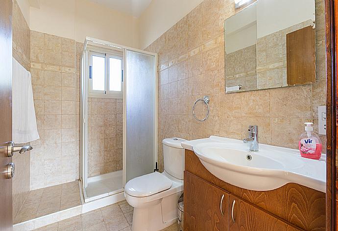 Bathroom with shower  . - Villa Clementina . (Galleria fotografica) }}