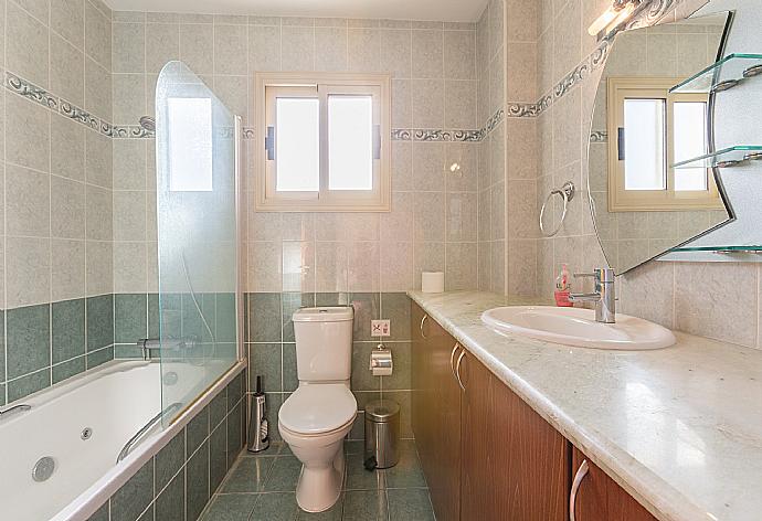 Family bathroom . - Villa Clementina . (Photo Gallery) }}