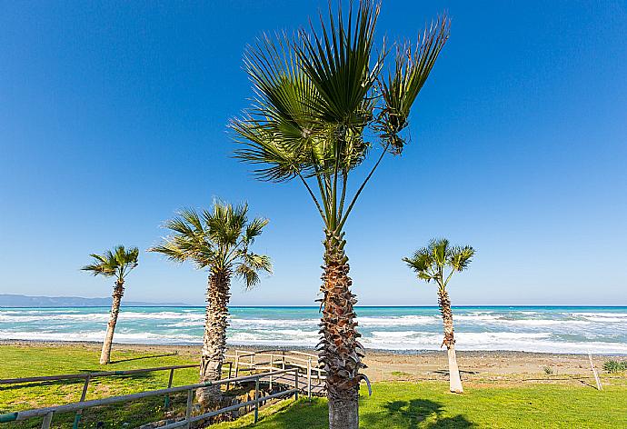 Beach near Villa Clementina . - Villa Clementina . (Galerie de photos) }}