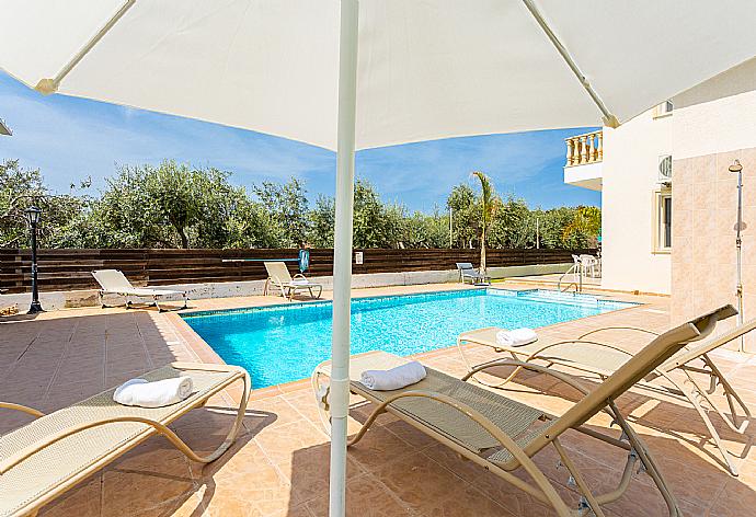 Private pool and terrace . - Villa Rose . (Galería de imágenes) }}