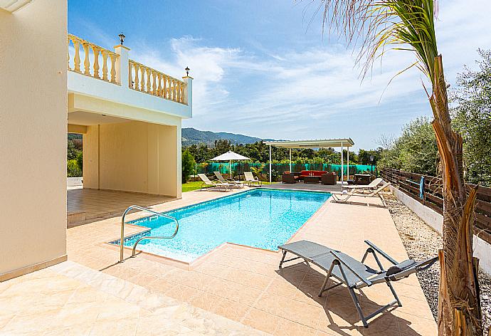 Private pool and terrace . - Villa Rose . (Galerie de photos) }}