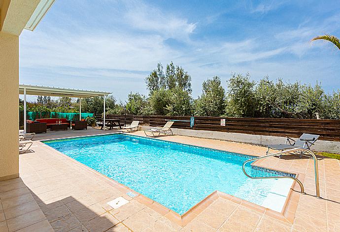 Private pool and terrace . - Villa Rose . (Galería de imágenes) }}