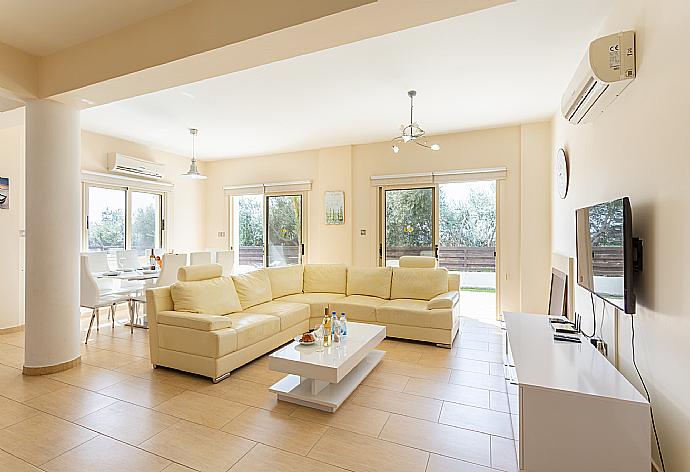 Open-plan living room with sofas, dining area, kitchen, ornamental fireplace, A/C, WiFi internet, and satellite TV . - Villa Rose . (Galleria fotografica) }}