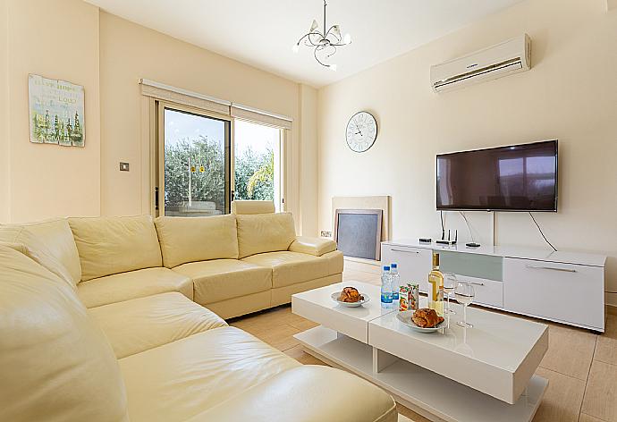 Open-plan living room with sofas, dining area, kitchen, ornamental fireplace, A/C, WiFi internet, and satellite TV . - Villa Rose . (Galleria fotografica) }}