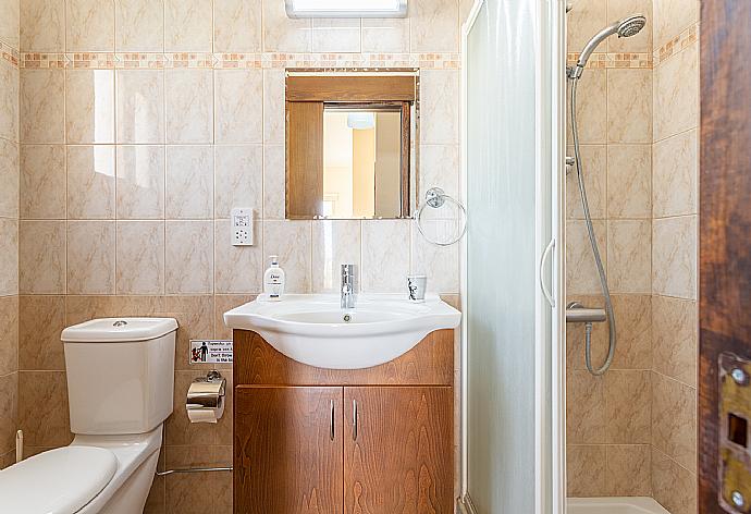 En suite bathroom with shower . - Villa Rose . (Galerie de photos) }}