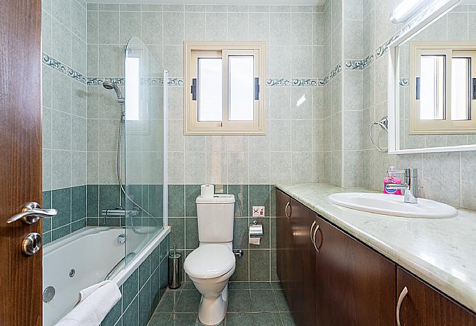 Family bathroom with bath and shower . - Villa Rose . (Fotogalerie) }}