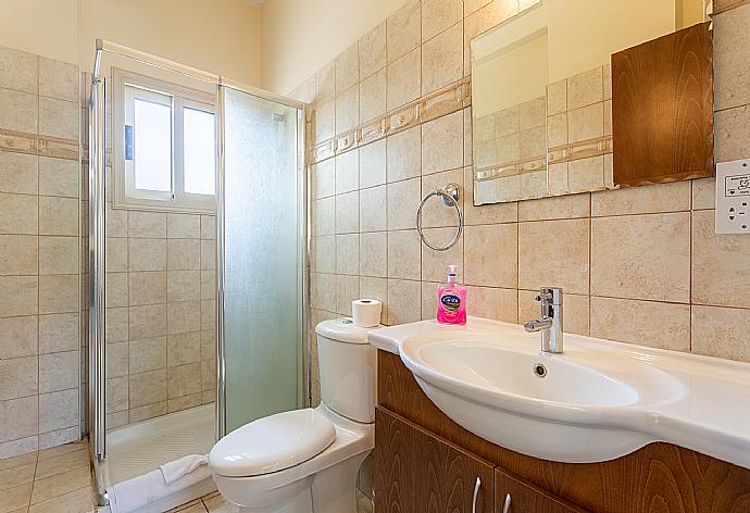 Family bathroom with shower . - Villa Rose . (Fotogalerie) }}