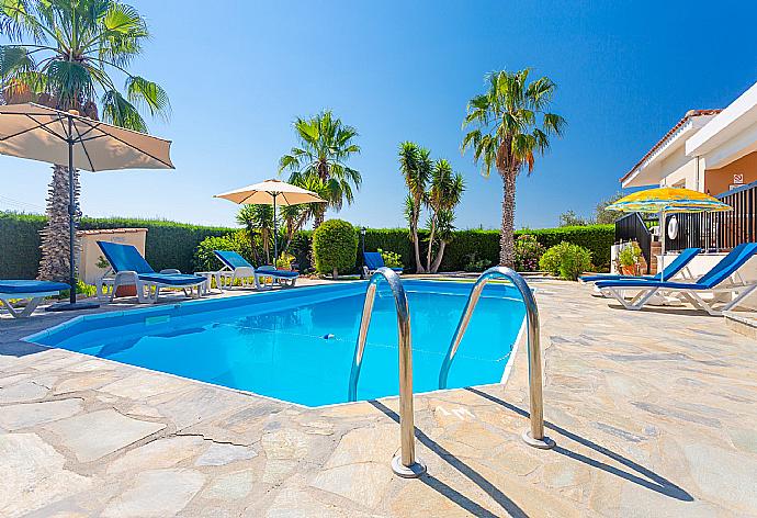 Private pool and terrace . - Villa Chrystalla . (Galería de imágenes) }}