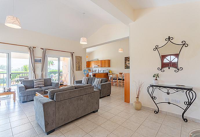 Open-plan living room with dining area, kitchen, deck access, WiFi Internet, Satellite TV, and DVD player . - Villa Chrystalla . (Fotogalerie) }}