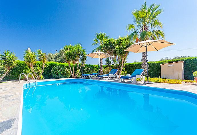 Private pool and terrace . - Villa Chrystalla . (Galleria fotografica) }}