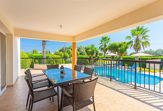 Deck and outdoor dining area . - Villa Chrystalla . (Galería de imágenes) }}