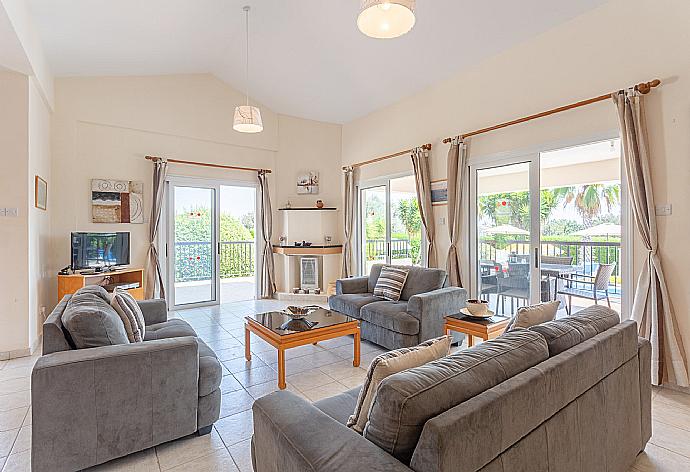 Open-plan living room with dining area, kitchen, deck access, WiFi Internet, Satellite TV, and DVD player . - Villa Chrystalla . (Fotogalerie) }}