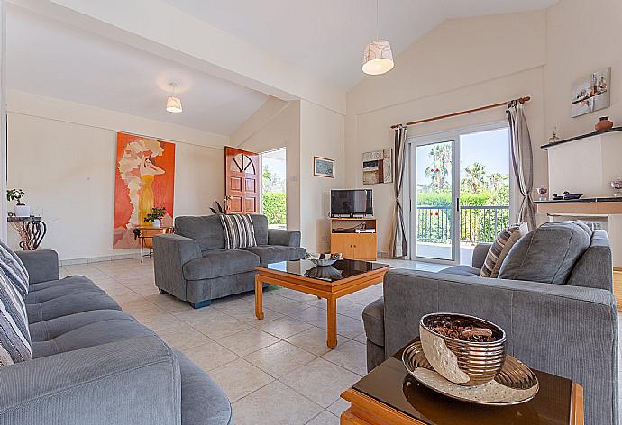 Open-plan living room with dining area, kitchen, deck access, WiFi Internet, Satellite TV, and DVD player . - Villa Chrystalla . (Galerie de photos) }}