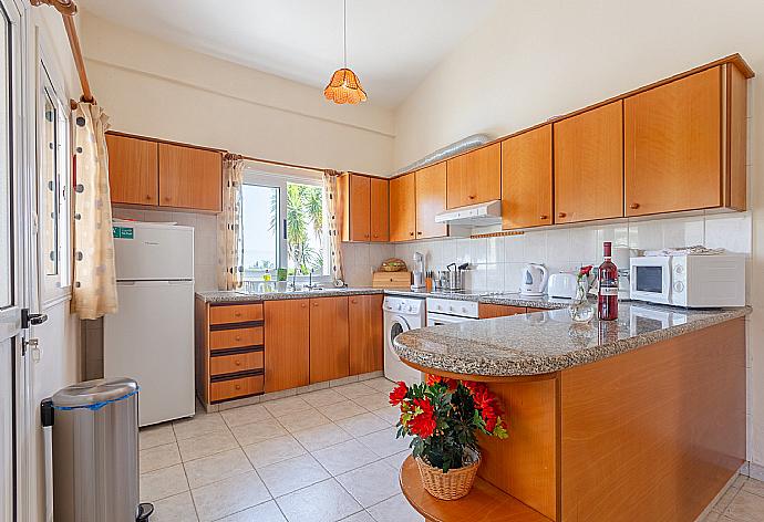 Equipped kitchen . - Villa Chrystalla . (Fotogalerie) }}