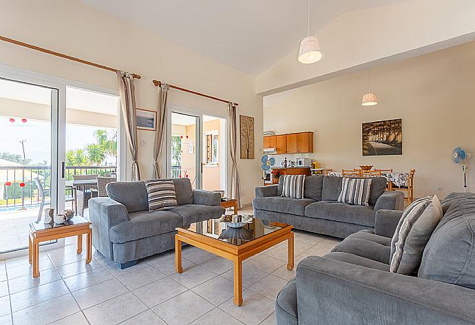 Open-plan living room with dining area, kitchen, deck access, WiFi Internet, Satellite TV, and DVD player . - Villa Chrystalla . (Galleria fotografica) }}