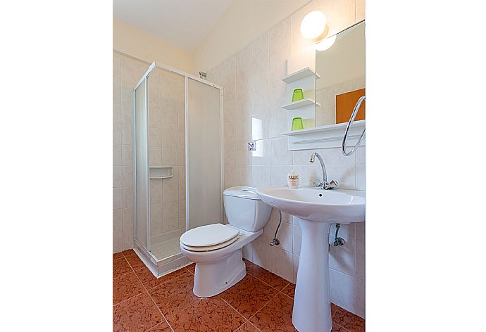 En suite bathroom with overhead shower . - Villa Chrystalla . (Galería de imágenes) }}