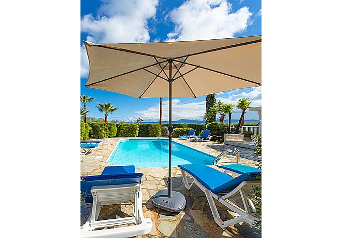 Private pool and terrace . - Villa Christia Maris . (Fotogalerie) }}