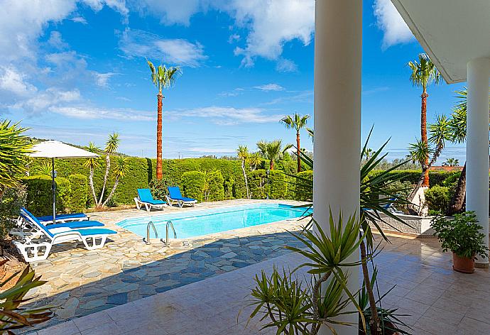 Private pool and terrace area . - Villa Christia Maris . (Galerie de photos) }}