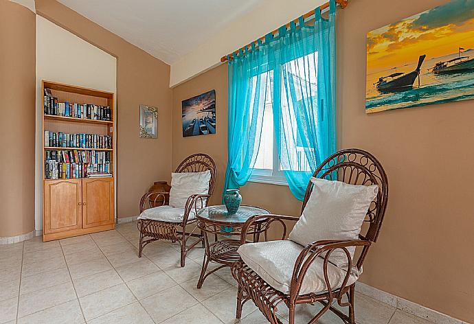 Open-plan living room with sofas, dining area, kitchen, ornamental fireplace, WiFi internet, satellite TV, DVD player, and pool terrace access . - Villa Christia Maris . (Fotogalerie) }}