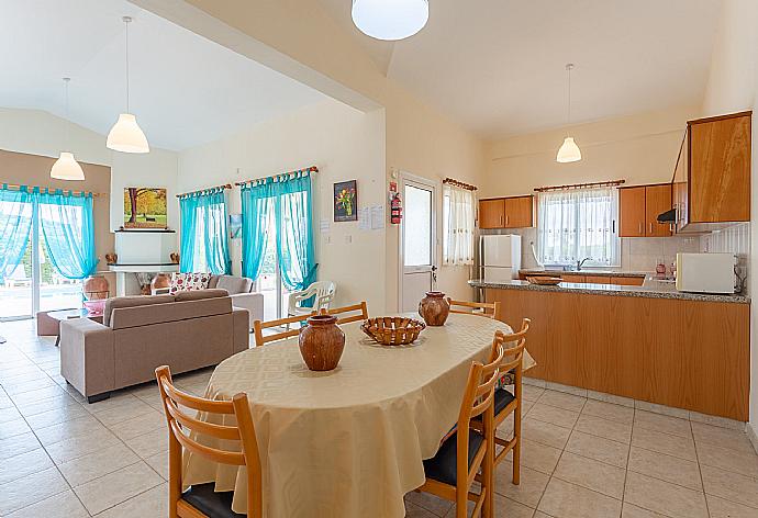 Dining area and equipped kitchen . - Villa Christia Maris . (Galerie de photos) }}