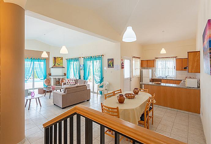 Open-plan living room with sofas, dining area, kitchen, ornamental fireplace, WiFi internet, satellite TV, DVD player, and pool terrace access . - Villa Christia Maris . (Fotogalerie) }}