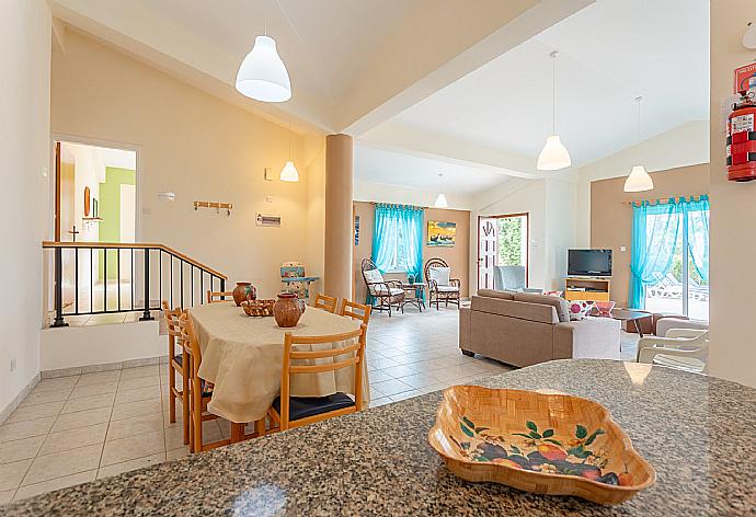 Dining area . - Villa Christia Maris . (Fotogalerie) }}