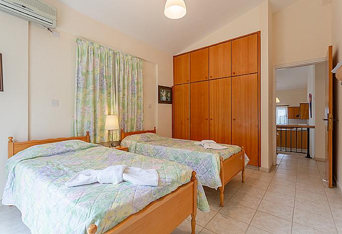 Twin bedroom with A/C . - Villa Christia Maris . (Fotogalerie) }}