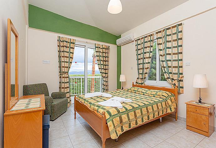 Double bedroom with en suite bathroom and A/C . - Villa Christia Maris . (Photo Gallery) }}
