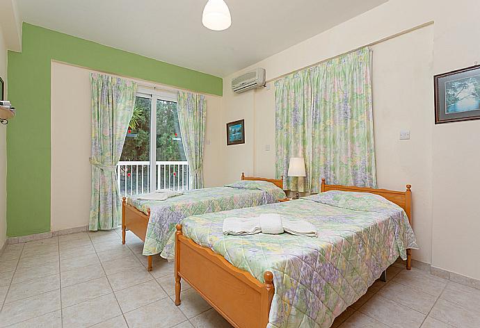 Twin bedroom with A/C . - Villa Christia Maris . (Galerie de photos) }}