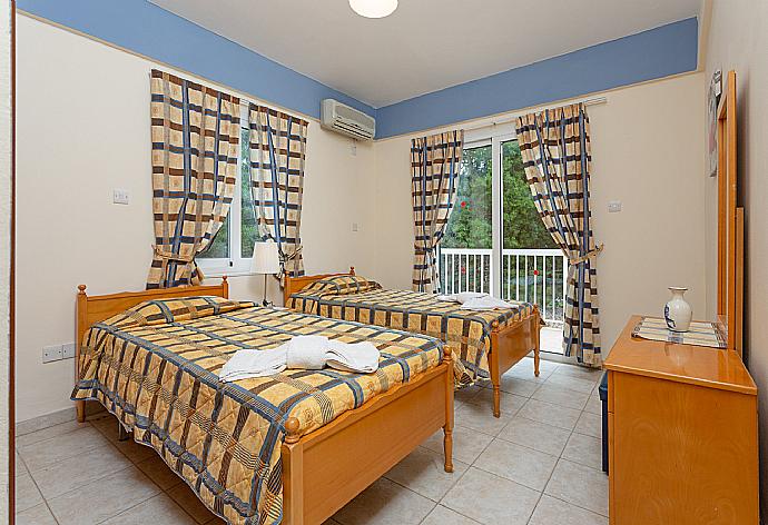 Twin bedroom with A/C . - Villa Christia Maris . (Galería de imágenes) }}