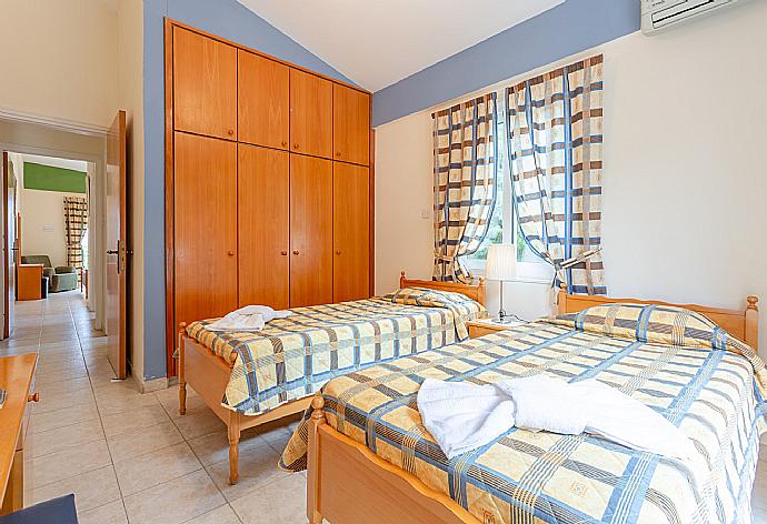 Twin bedroom with A/C . - Villa Christia Maris . (Fotogalerie) }}