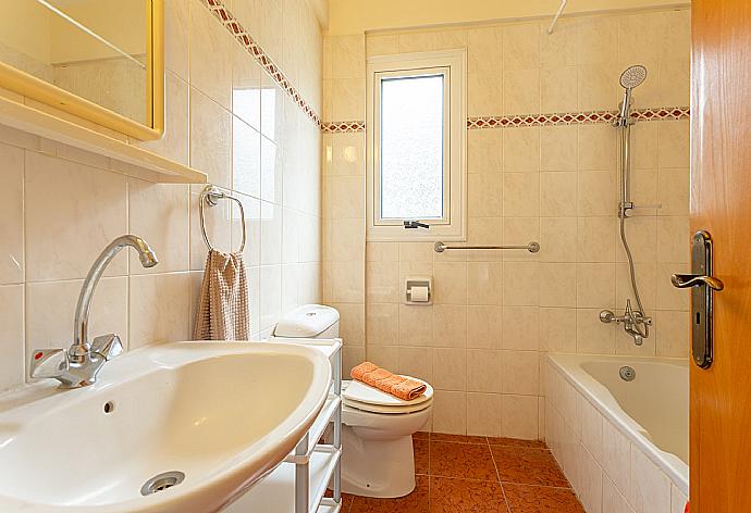 Family bathroom with bath and shower . - Villa Christia Maris . (Fotogalerie) }}