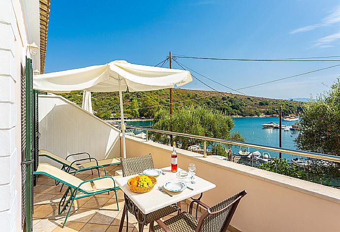 ,Beautiful apartment with private terrace and sea views . - Theophilos 1 . (Galerie de photos) }}