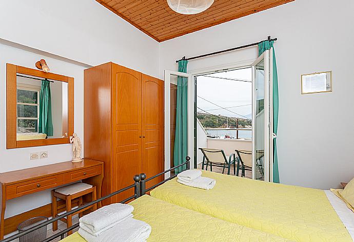 Twin bedroom with A/C and terrace access with sea views . - Theophilos 1 . (Galerie de photos) }}