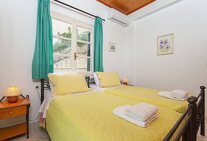 Twin bedroom with A/C and terrace access with sea views . - Theophilos 1 . (Photo Gallery) }}