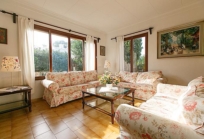 Living room with dining area, terrace access, WiFi Internet, and DVD player . - Villa Minerva . (Galería de imágenes) }}