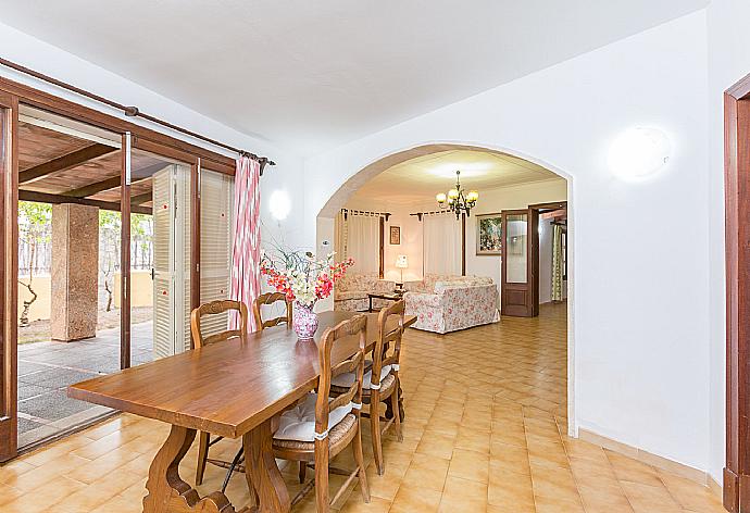 Living room with dining area, terrace access, WiFi Internet, and DVD player . - Villa Minerva . (Galería de imágenes) }}