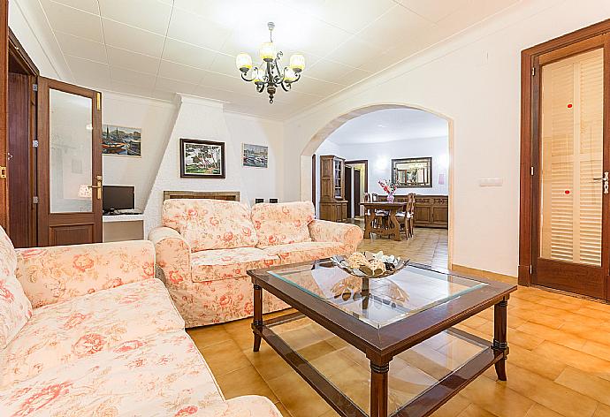 Living room with dining area, terrace access, WiFi Internet, and DVD player . - Villa Minerva . (Fotogalerie) }}