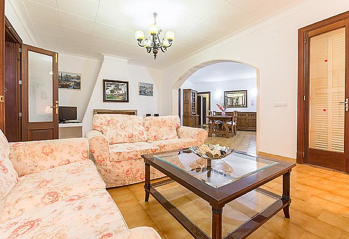 Living room with dining area, terrace access, WiFi Internet, and DVD player . - Villa Minerva . (Galería de imágenes) }}