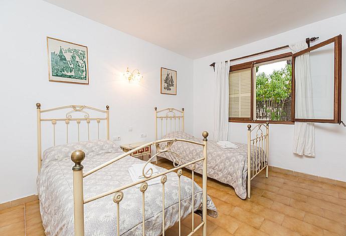 Twin bedroom  . - Villa Minerva . (Photo Gallery) }}
