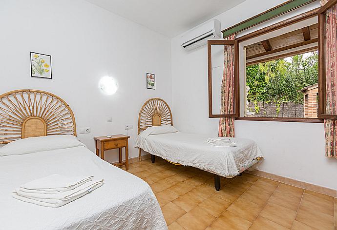 Twin bedroom with A/C . - Villa Minerva . (Photo Gallery) }}