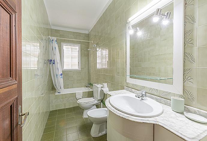 Family bathroom with bath and overhead shower . - Villa Minerva . (Fotogalerie) }}