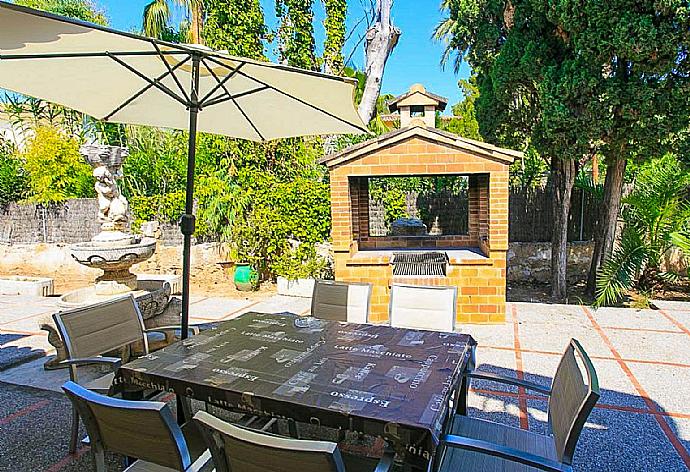 Terrace area with BBQ . - Villa Minerva . (Fotogalerie) }}