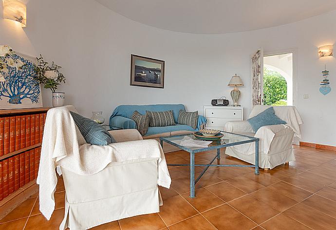 Living room with sofas, WiFi internet, TV, DVD player, ornamental fire place, and pool terrace access  . - Villa Caprice . (Galleria fotografica) }}