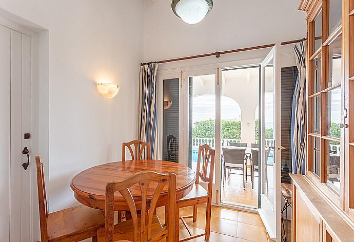 Dining room with pool terrace access . - Villa Caprice . (Galerie de photos) }}