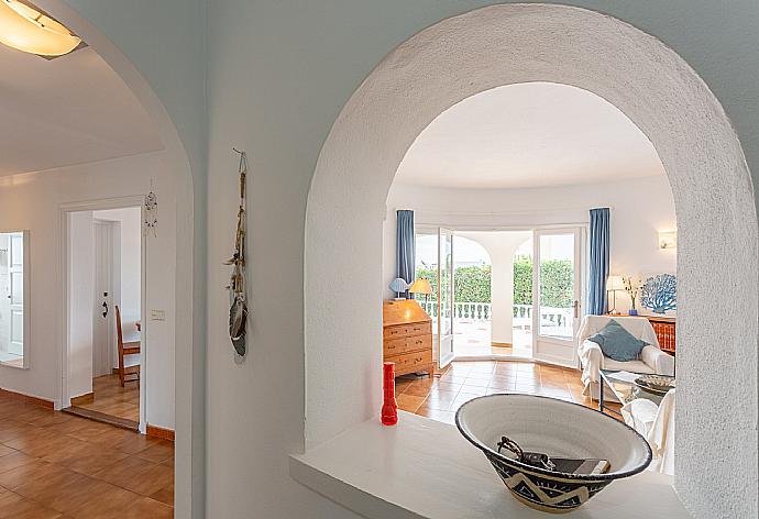 Living room with sofas, WiFi internet, TV, DVD player, ornamental fire place, and pool terrace access  . - Villa Caprice . (Galleria fotografica) }}