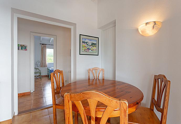 Dining room with pool terrace access . - Villa Caprice . (Fotogalerie) }}