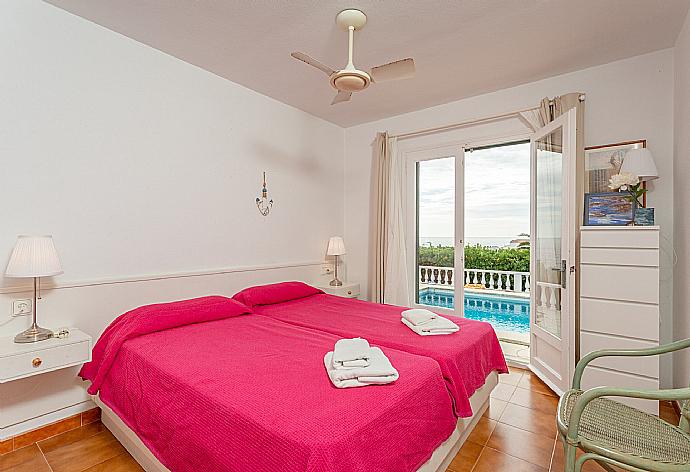 Twin bedroom with pool terrace access . - Villa Caprice . (Galerie de photos) }}