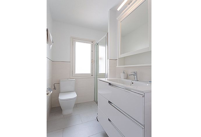 Family bathroom with shower . - Villa Caprice . (Galerie de photos) }}