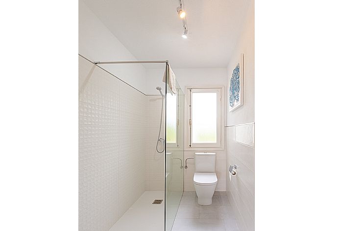 Family bathroom with shower . - Villa Caprice . (Fotogalerie) }}